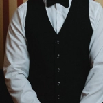 Колесо рулетки казино с фишками на игровом столе