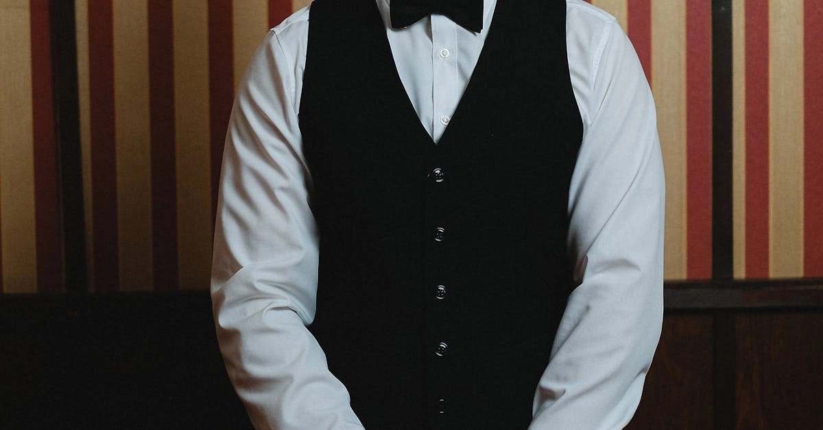 Колесо рулетки казино с фишками на игровом столе