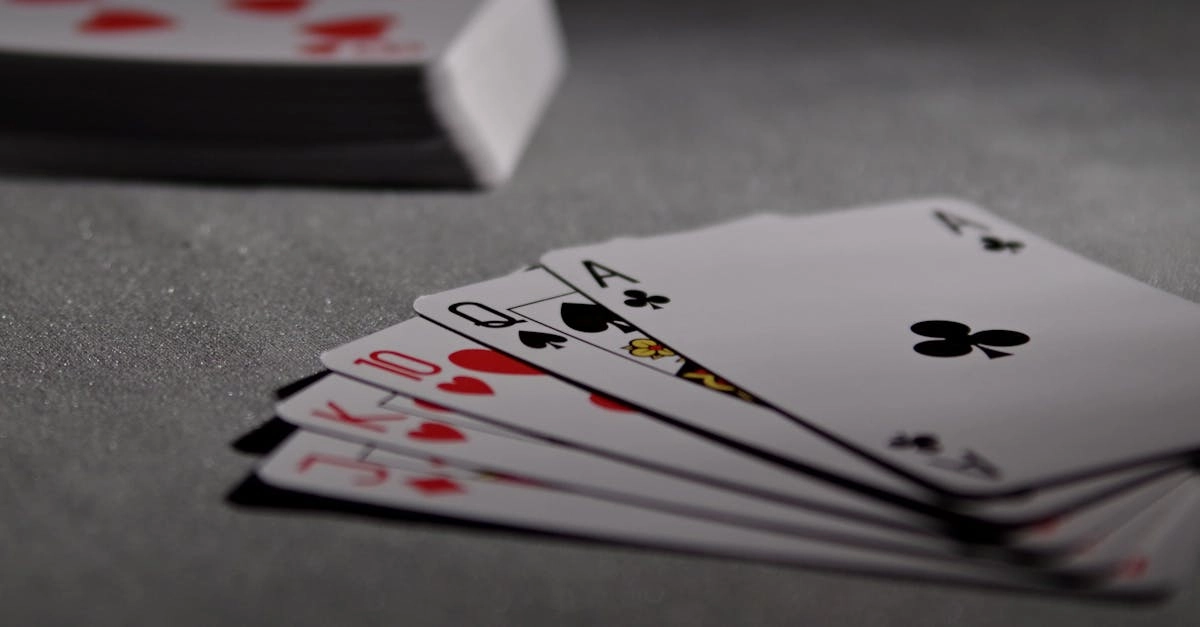 Экономная игра в блэкджек - карты и фишки на столе